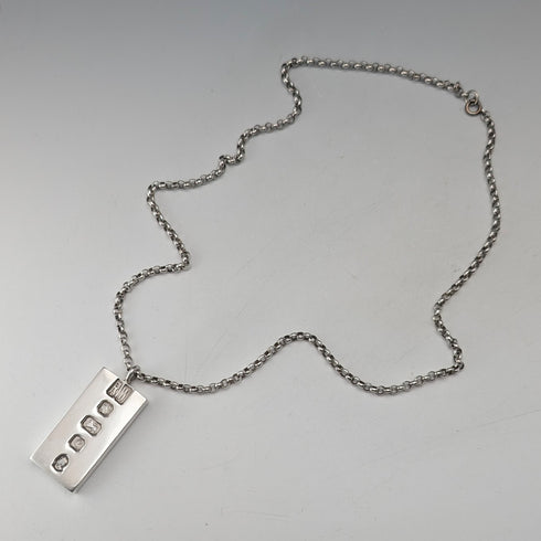 1977 British pure silver jubilee ingot pendant with pure silver necklace, total weight 42g, Ralph Weston